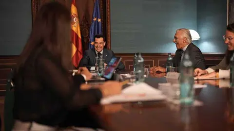 Encuentro entre Juanma Moreno y los representantes de las asociaciones de enfermos de ELA. Fuente: Junta de Andaluc&iacute;a