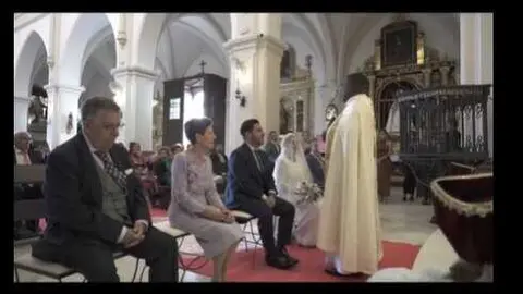 El cura de Lepe cuenta un chiste en plena ceremonia de una boda. Fuente: Tiktok de vilafilmstv