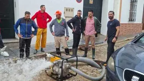 Vecinos almonte&ntilde;os ayudando en su pueblo tras la tormenta. Fuente: Ayto. Almonte