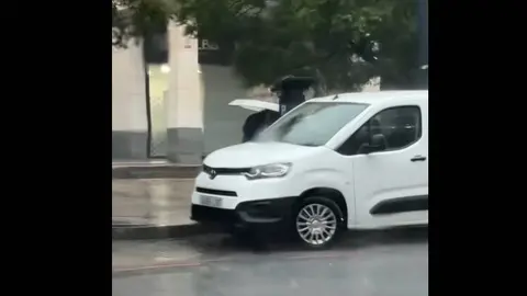 Mujer sacando el ticket de la zona azul bajo la tormenta. Fuente: Tiktok de Francisco Jos&eacute; Cruzan