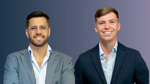 El presentador de los Deportes de Teleonuba, Alejandro Mart&iacute;nez, y el nuevo presentador de Informativos Teleonuba, Manuel de Burgos.