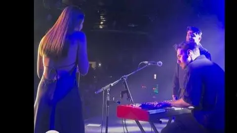 Pilar Bogado cantando junto a Demarco Flamenco. Fuente: Facebook Pilar Bogado