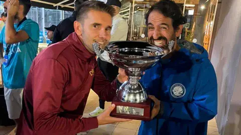 El rocianero, Fran Rivera, celebra el t&iacute;tulo. Fuente: Ayto. Rociana del Condado