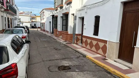 La Polic&iacute;a Local de Almonte corta la calle Vi&ntilde;a tras un socav&oacute;n. Fuente: Facebook Polic&iacute;a Local de Almonte