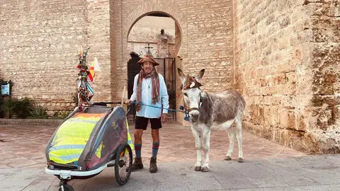 El peregrino m&aacute;s famoso de Espa&ntilde;a, Enrique Balsera, visita Niebla. Fuente: Ayto. Niebla