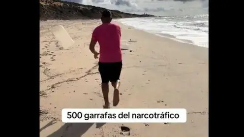Quique recogiendo garrafas de gasolina. Fuente: Tiktok de quique.bolsitas