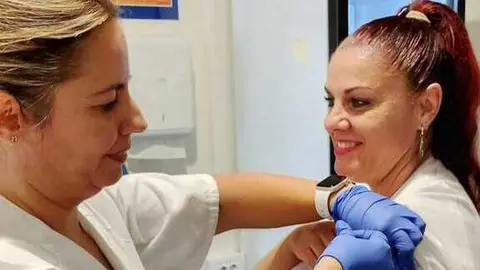 Los sanitarios vacun&aacute;ndose de la gripe. Fuente: Facebook Hospital Juan Ram&oacute;n Jim&eacute;nez