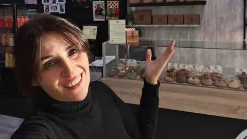 La onubense Sonia L&oacute;pez en su nueva tienda de dulces en Madrid. Fuente: Facebook Sonia L&oacute;pez