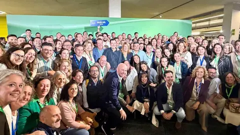 Moreno posa con la delegaci&oacute;n onubense en el congreso