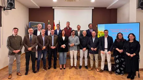 Representantes pol&iacute;ticos de las entidades p&uacute;blicas que forman la asociaci&oacute;n Ruta del Vino Condado de Huelva