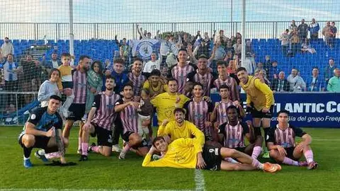 Los jugadores del Bollullos celebrando la victoria junto a su afici&oacute;n. Fuente: X del Bollullos