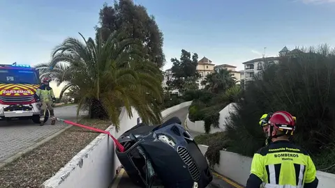 El coche cay&oacute; hacia la rampa de acceso de un parking