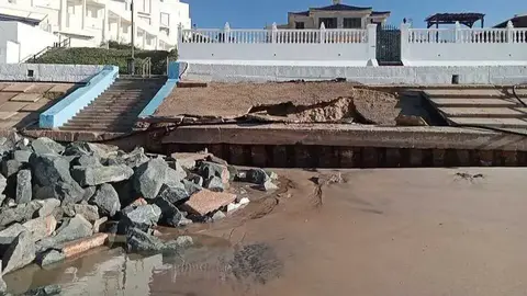 Destrozos en el Paseo Mar&iacute;timo de Matalasca&ntilde;as. Fuente: Facebook Polic&iacute;a Local de Almonte