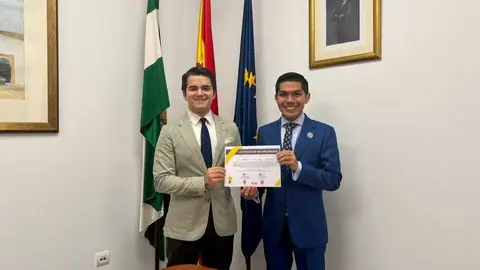 Alonso S&aacute;nchez, presidente del CONEDE, recibe un premio por su liderazgo en el estudiantado jur&iacute;dico