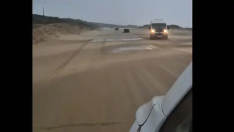 Carretera cubierta de arena entre Punta Umbr&iacute;a y El Portil. Fuente: Tiktok de Marcos Tabares