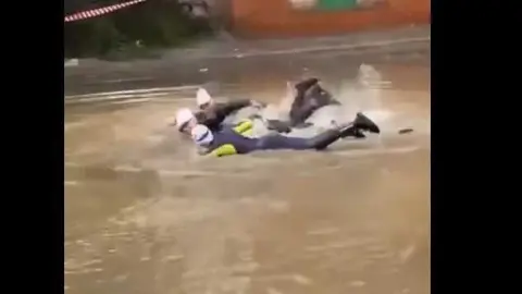 Onubenses intentando nadar en las calles inundadadas de Huelva. Fuente: Tiktok de Alba Brunt