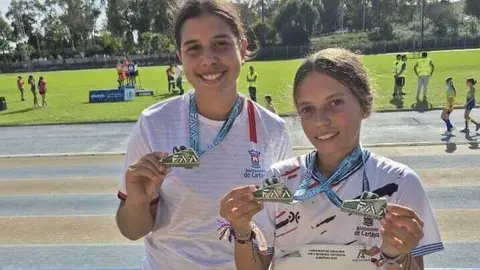 Claudia Mart&iacute;n y Martina Carro con sus medallas del Campeonato de Andaluc&iacute;a. Fuente: Facebook Ayto. Cartaya