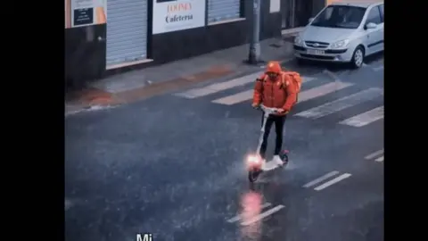 Repartidor en Huelva tras la borrasca Claudia del s&aacute;bado. Fuente: Tiktok de Jos&eacute; Andr&eacute;s RT