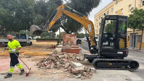Derribo del kiosco en P&eacute;rez Cubillas. Fuente: Facebook Maril&oacute; Ponce