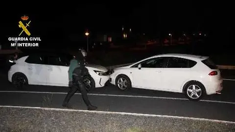 As&iacute; quedaron los dos veh&iacute;culos tras el choque en Cartaya. Fuente: Guardia Civil