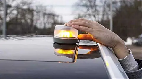 La baliza V16 ser&aacute; obligatoria desde enero de 2026. Fuente: Facebook Plataforma Polic&iacute;a Local Rociana