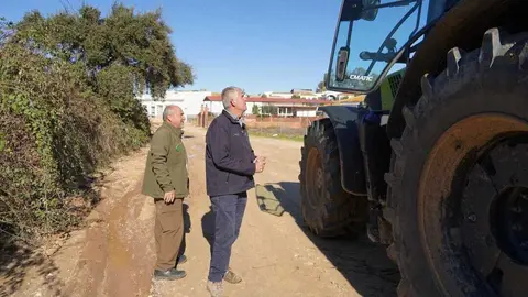 Trabajo de arreglo en los caminos da&ntilde;ados por la borrasca Claudia. Fuente: Ayto. Moguer