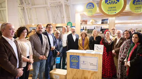 Foto de grupo autoridades gallegas en el expositor de la Diputacion. Fuente: Diputaci&oacute;n de Huelva