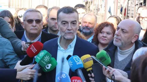 Ma&iacute;llo atiende a los medios