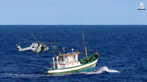 Los agentes abordan uno de los pesqueros en el mar