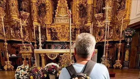 Jos&eacute; Manuel Ansoleaga junto a la Virgen del Roc&iacute;o. Fuente: Facebook Ayto. Almonte