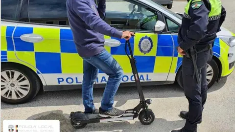 Control de patinetes el&eacute;ctricos. Fuente: Facebook Polic&iacute;a Local de Rociana