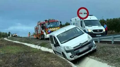 As&iacute; qued&oacute; uno de los veh&iacute;culos tras el accidente en la HU-3107, cerca de Clarines. Fuente: Facebook Sab Bomberos Huelva Provincia