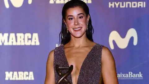 As&iacute; de elegante luci&oacute; Carolina Mar&iacute;n en la entrega de premios MARCA ADN del Deporte. Fuente: Facebook Carolina Mar&iacute;n
