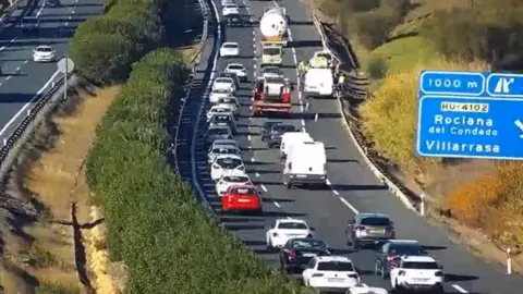 Accidente en la A-49, a la altura de Villarasa. Fuente: X de la DGT