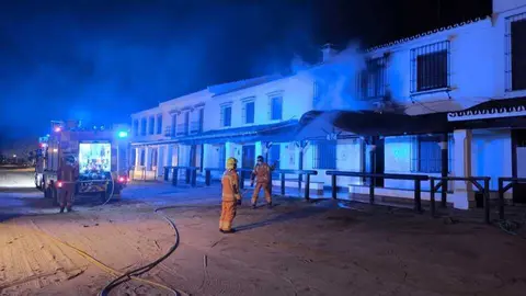 Bomberos actuando en el incendio del Roc&iacute;o. Fuente: Facebook Sab Bomberos Huelva Provincia