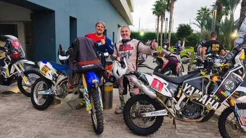 Los almonte&ntilde;os Fernando Carlos L&oacute;pez Ramos y Miguel &Aacute;ngel Fern&aacute;ndez Valladolid en el rally 1.000 Dunas. Fuente: Ayto. Almonte