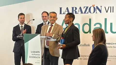 Gerente de Lamiya recibe su premio