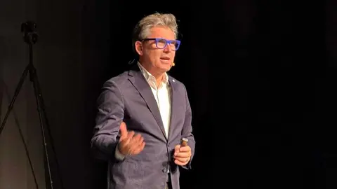 Vidal durante su conferencia en Huelva