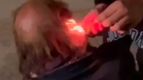 Queman el pelo a un indigente en Benacaz&oacute;n