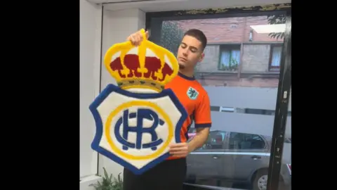 Apolo.rug con la alfombra del Recreativo de Huelva. Fuente: Tiktok de apolo.rug