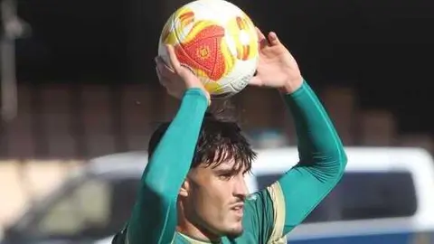 N&eacute;stor Senra en una acci&oacute;n de la primera parte. Fuente: X Recreativo de Huelva