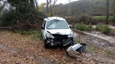 As&iacute; qued&oacute; el veh&iacute;culo tras salirse de la carretera. Fuente: Facebook Sab Bomberos Huelva Provincia