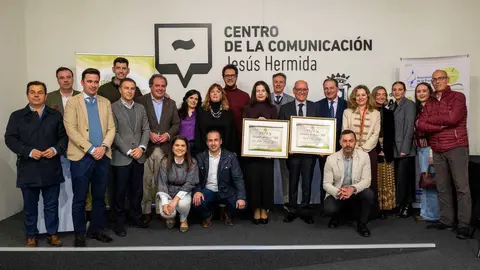 Ana Bel&eacute;n Carranza y Rafael P&eacute;rez Unquiles reciben los Premios Periodistas de Buena Tinta. Fuente: Diputaci&oacute;n de Huelva