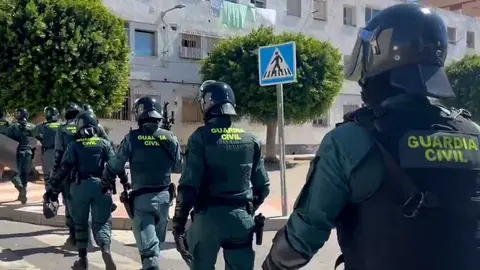 Efectivos de la Guardia Civil se disponen a intervenir en un reciente suceso