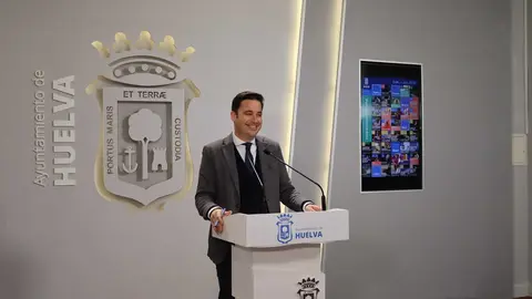 Nacho Molina en la presentaci&oacute;n de la programaci&oacute;n cultural. Fuente. Ayto. Huelva