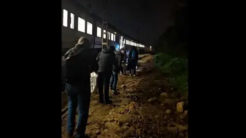 Pasajeros evacuados tras permanecer seis horas en el tren detenido en la v&iacute;a