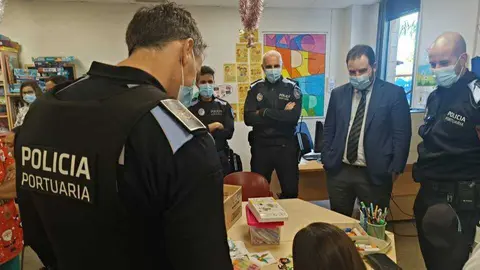 La Polic&iacute;a Portuaria de Huelva visita a los m&aacute;s peque&ntilde;os del Hospital Juan Ram&oacute;n Jim&eacute;nez. Fuente: Facebook Hospital Juan Ram&oacute;n Jim&eacute;nez
