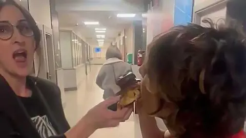 Sonia L&oacute;pez da a probar la "cookie Sonsoles" a Sonsoles. Fuente: Facebook Sonia L&oacute;pez