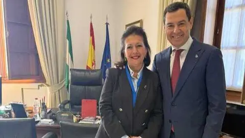 Juanma Moreno junto a Joaquina del Valle. Fuente: Facebook Ayto. Hinojos