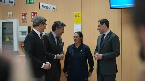 Juanma Moreno conoce las instalaciones de la ITV